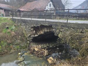 slika kamnitega mostu v Košnici